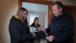 Вячеслав Гладков торжественно вручил ключи от новых квартир переехавшим из приграничья жителям 