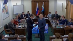 Вячеслав Гладков поздравил Андрея Иконникова с получением медали Минобороны