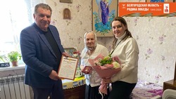 Глава Грайворонского округа вручил медаль труженице тыла Анне Фёдоровне Касиловой