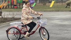 Геннадий Бондарев вручил велосипед грайворонке с ограниченными возможностями здоровья