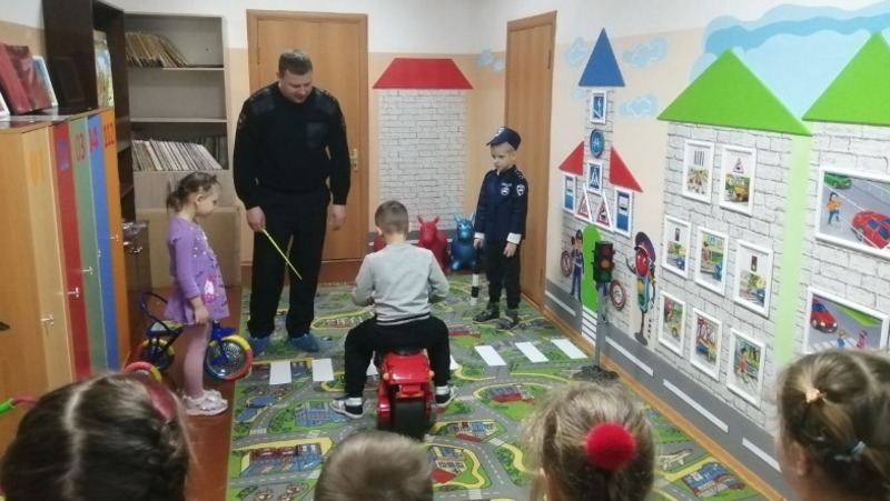Грайворонский полицейский рассказал дошкольникам о правилах дорожного движения