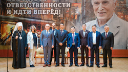 Лауреаты ежегодной премии имени Алексея Угарова получили награды из рук Евгения Савченко