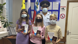 Полицейские вручили юным грайворонцам паспорта гражданина России
