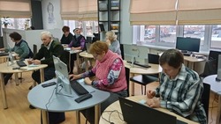 Грайворонские библиотекари пригласили пенсионеров пройти обучение навыкам работы на компьютере