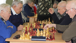 Ветераны округа устроили шахматно-шашечные баталии
