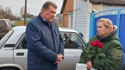 Глава Грайворонского округа вручил цветы мамам военнослужащих